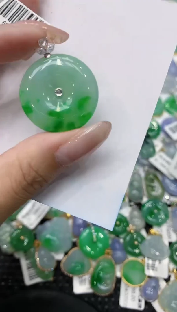 翡翠18K金镶嵌颈饰111111111