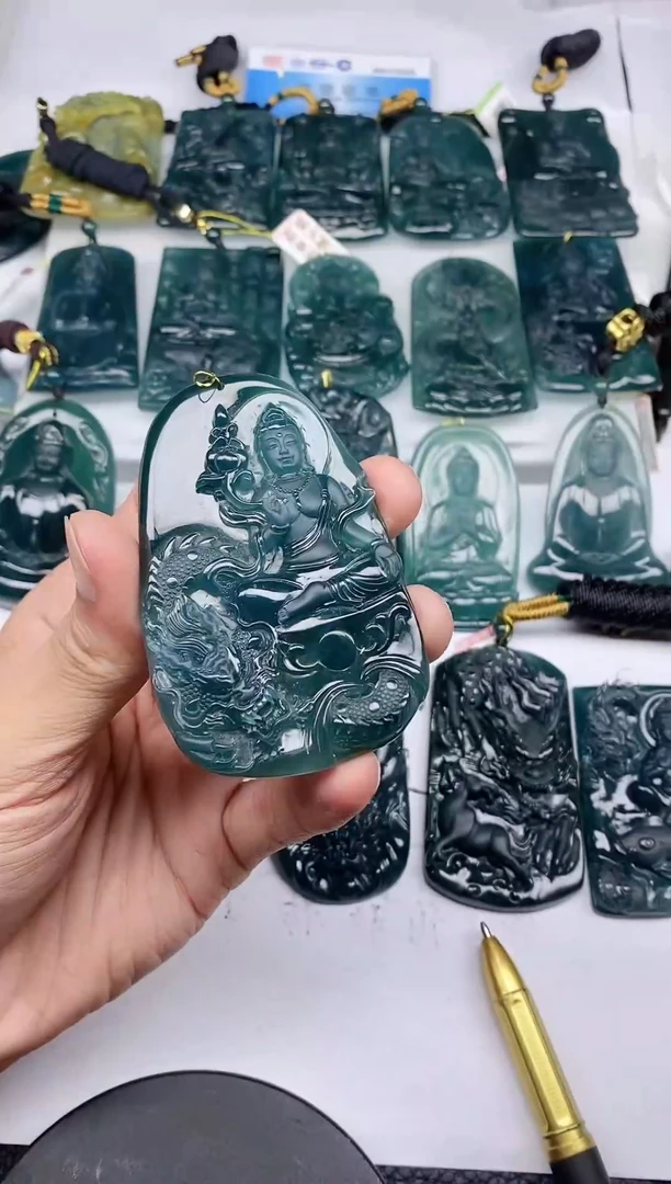 颈饰未镶嵌翡翠