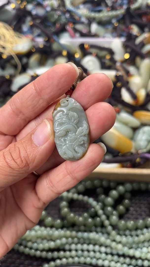 【闪购商品】和田玉颈饰未镶嵌多样性发货没有证书，拍一发一.有瑕