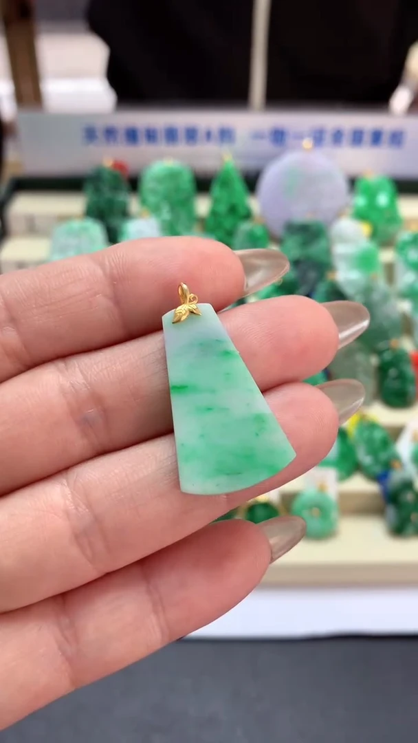 【闪购商品】翡翠吊坠(不含链)18K金镶嵌挂件
