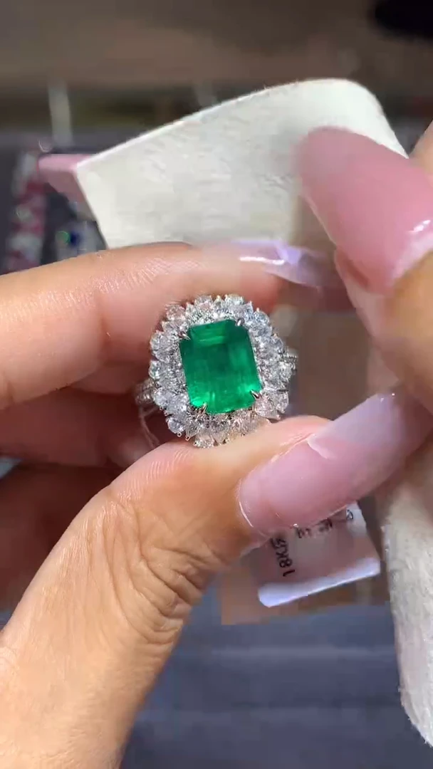 18K金镶嵌戒指祖母绿2.49CT
