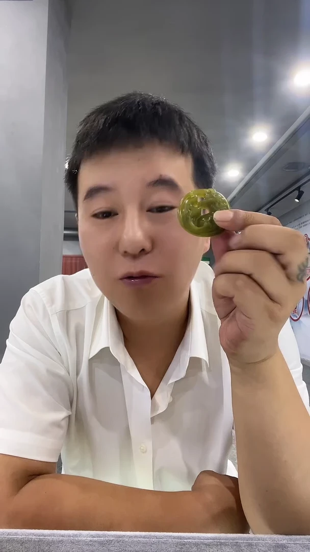 蛇纹石玉未镶嵌颈饰远**诗抱抱狐