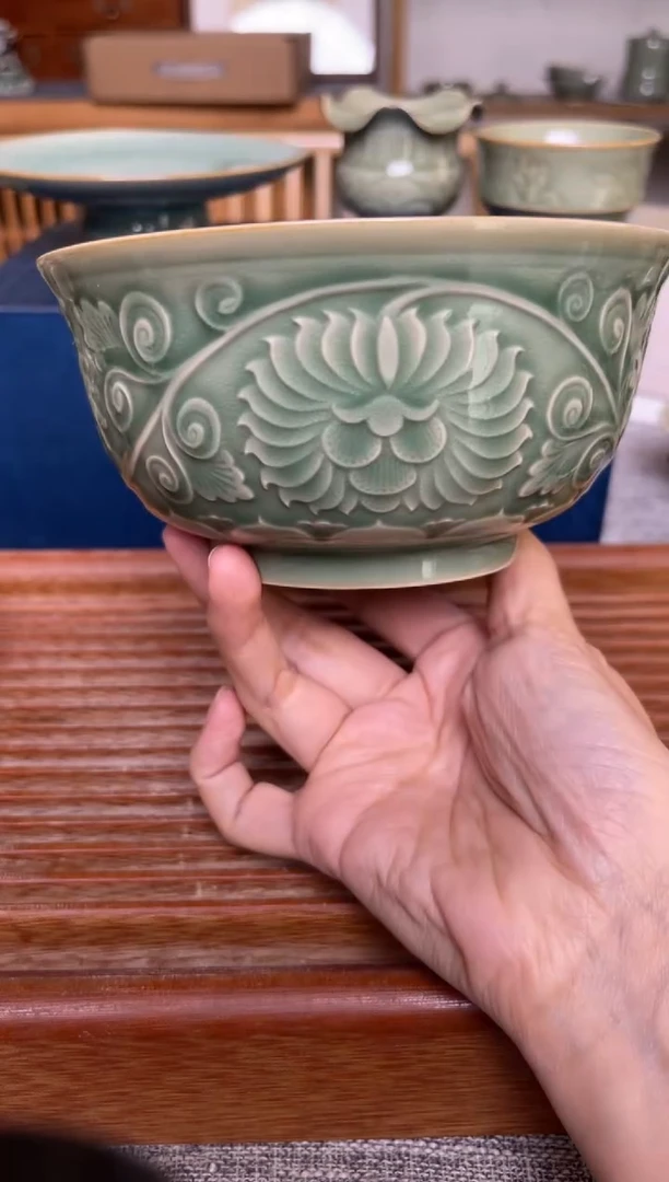 瓷器青瓷5.5英寸缠枝牡丹纹碗 微瑕