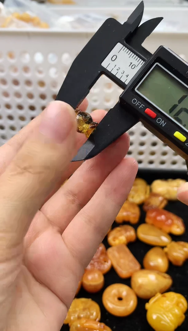 未镶嵌琥珀珠宝奇石2