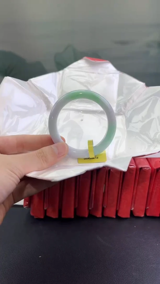 翡翠手镯未镶嵌翡翠手镯