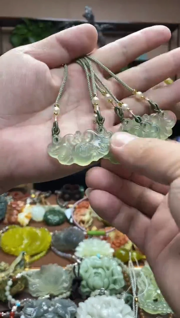 未镶嵌岫玉颈饰多样性发货发其中之一