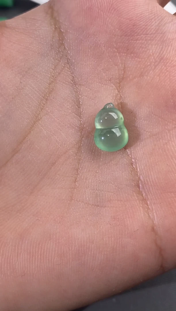 未镶嵌裸石翡翠 高冰带底色立体葫芦