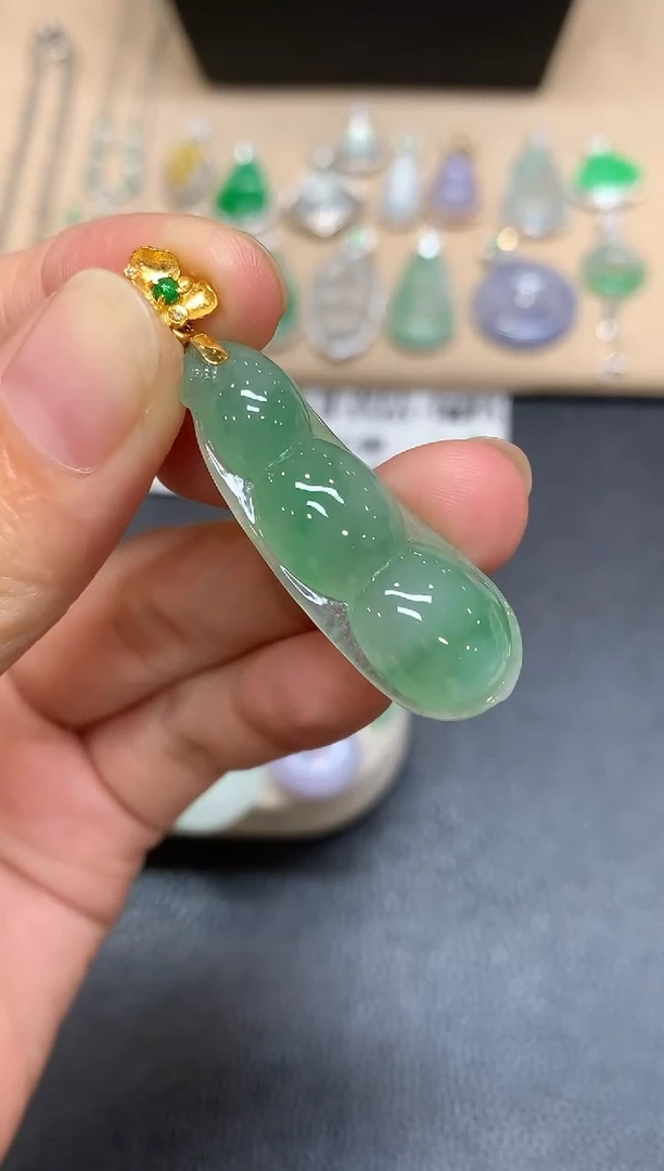 颈饰18K金镶嵌翡翠福豆【无服务费