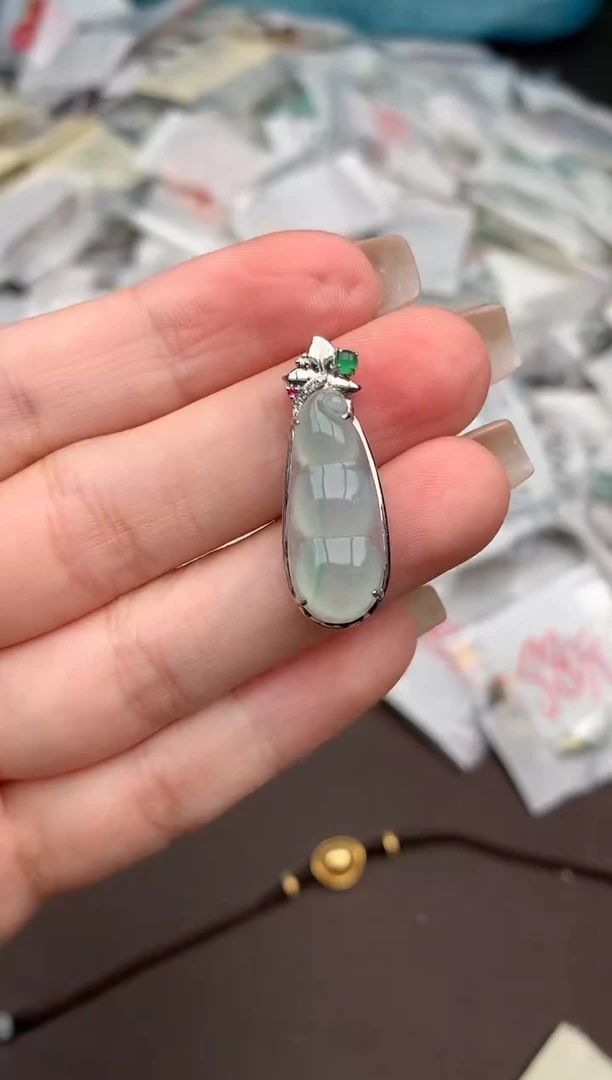 18K金镶嵌挂件翡翠一