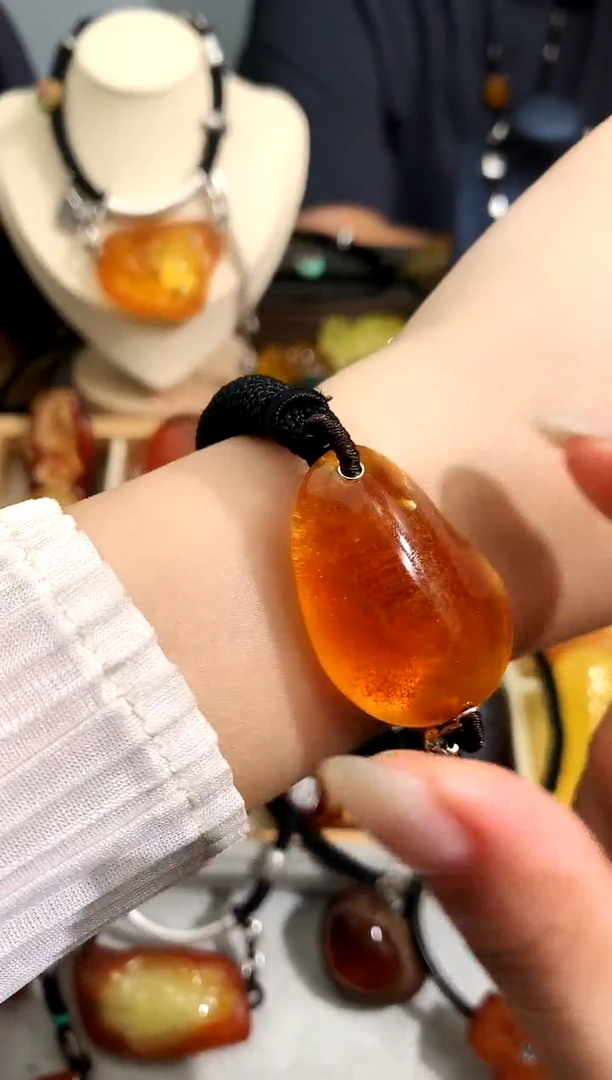 未镶嵌琥珀裸石似玉