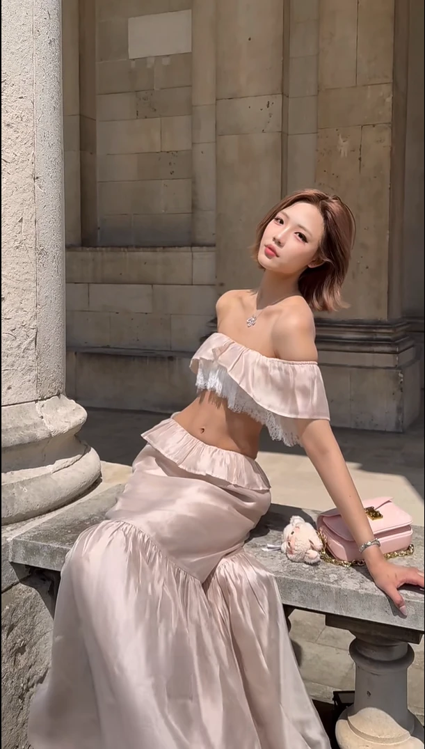 设计感辣妹气质短款一字肩抹胸上衣女夏季2025新款显瘦半身裙套装