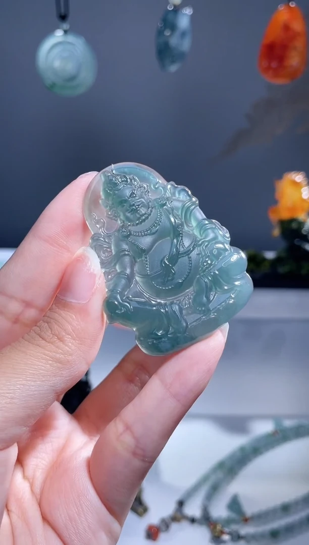 翡翠未镶嵌颈饰黄财神