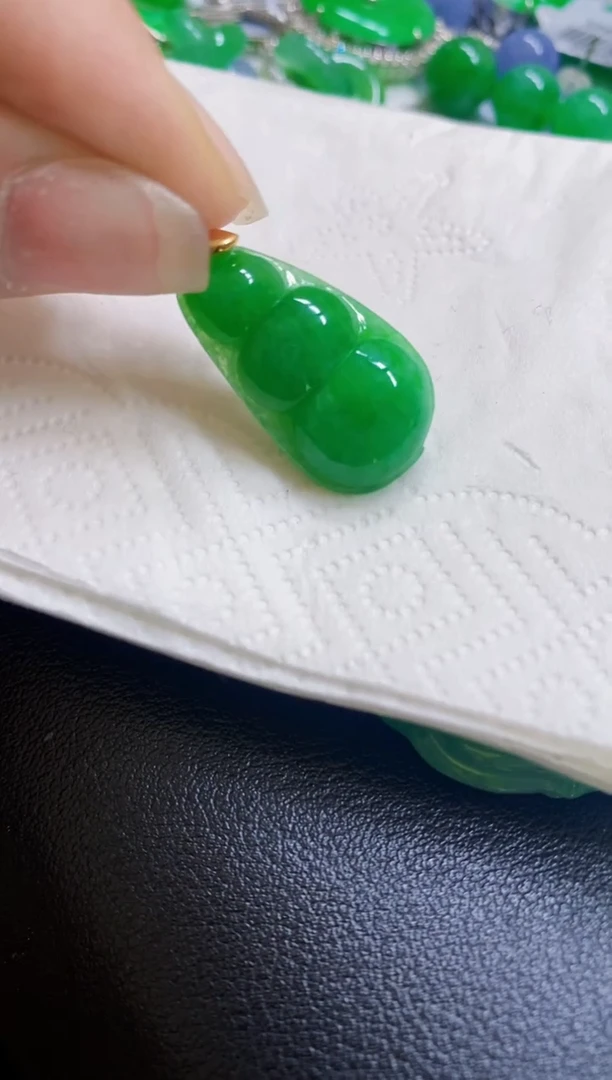 颈饰18K金镶嵌翡翠豆