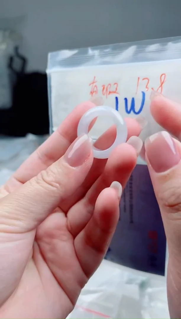 翡翠未镶嵌颈饰戒圈