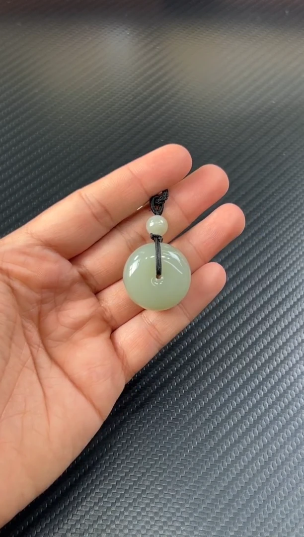 吊坠(赠链)未镶嵌和田玉且末近矿微色差平安扣m