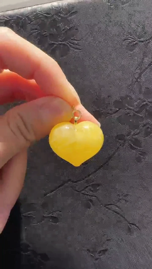 蜜蜡颈饰18K金镶嵌爱心吊坠