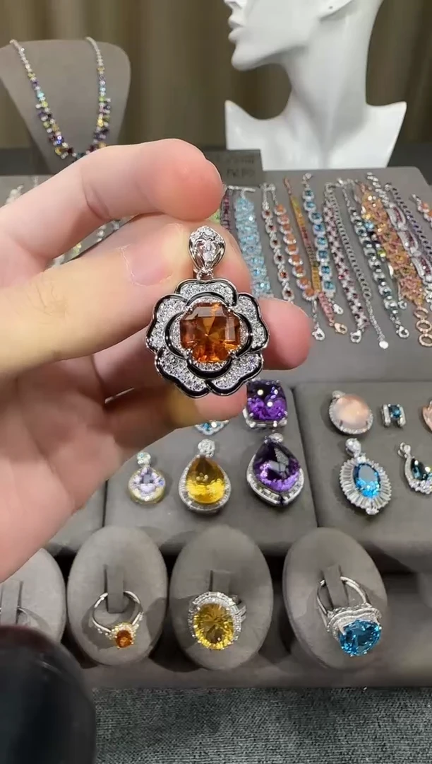 颈饰银S925镶嵌黄晶10mm手捧花吊坠设计款