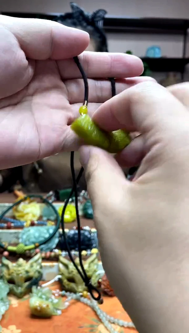 未镶嵌岫玉颈饰·