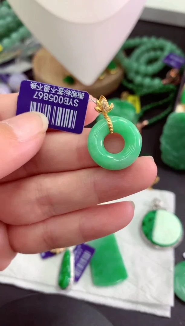 颈饰18K金镶嵌翡翠挂件