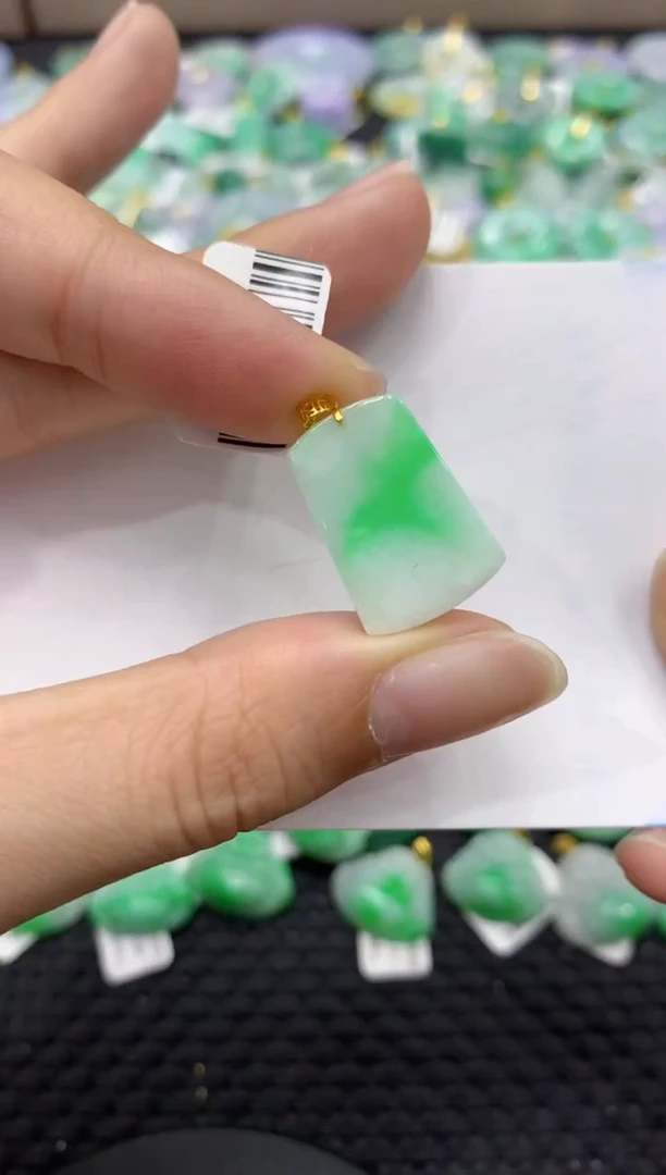 颈饰18K金镶嵌翡翠天然缅甸翡翠A货