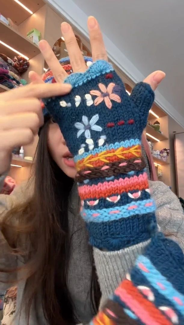 羊毛蓝色秀珠手套