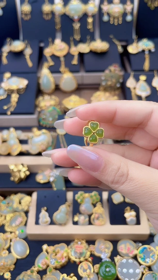 颈饰银S925镀金镶嵌和田玉四叶草戒指