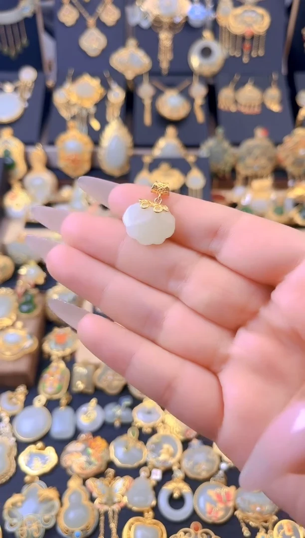 和田玉银S925镀金镶嵌颈饰双鱼如意锁吊坠