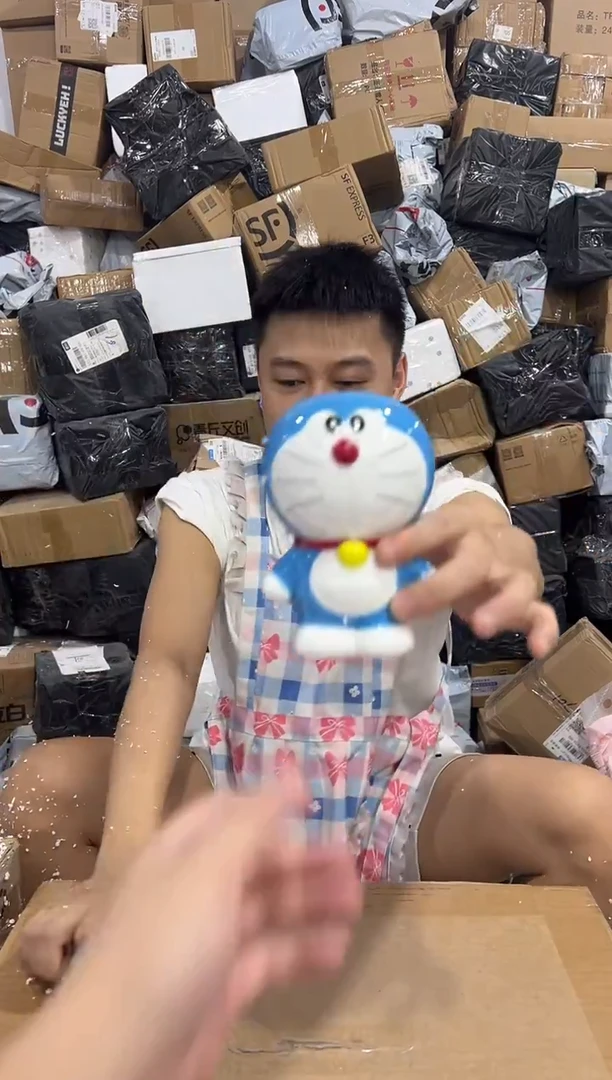 瓷片小号叮当猫钱罐 有冰裂