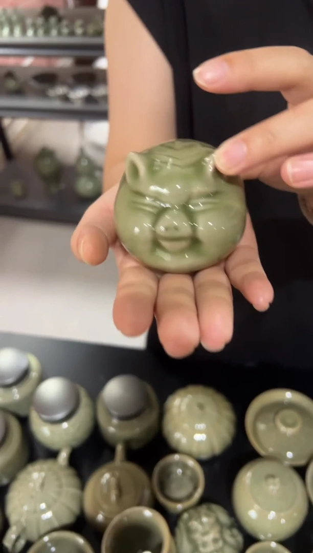 耀州窑青瓷小黑猪茶宠摆件