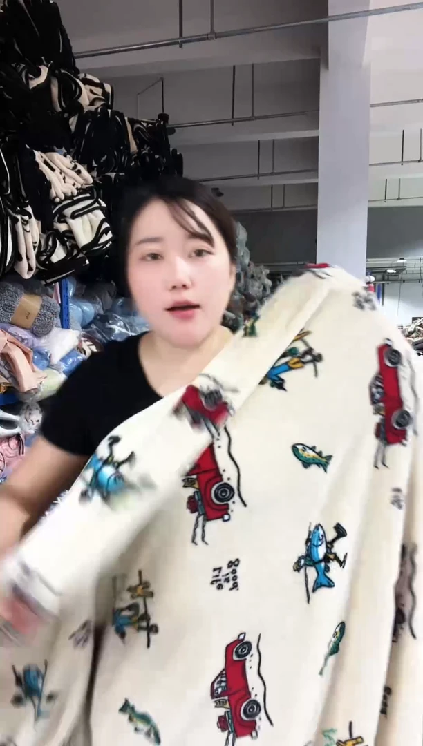 混纺主播手上展示的产品