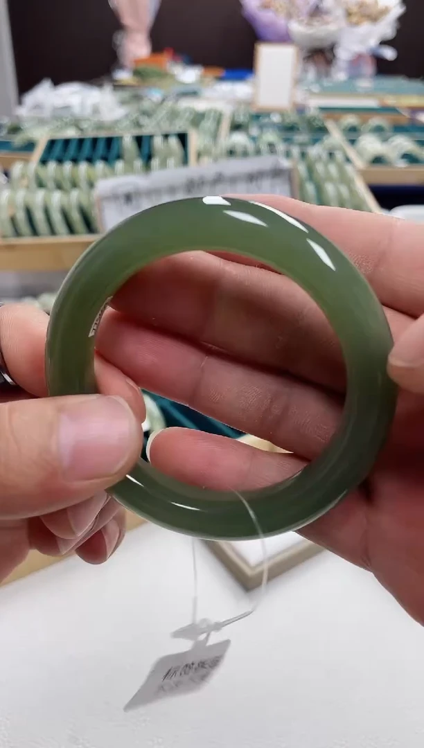 和田玉手镯未镶嵌我****?和田玉手镯