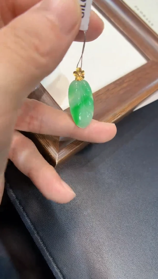 颈饰18K金镶嵌翡翠叶子