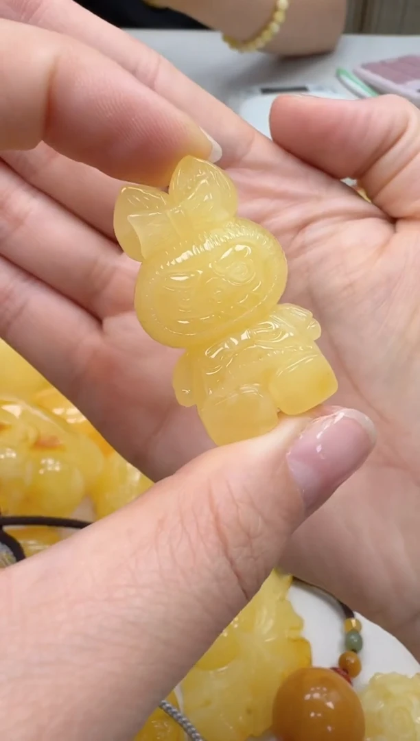 裸石琥珀未镶嵌如图