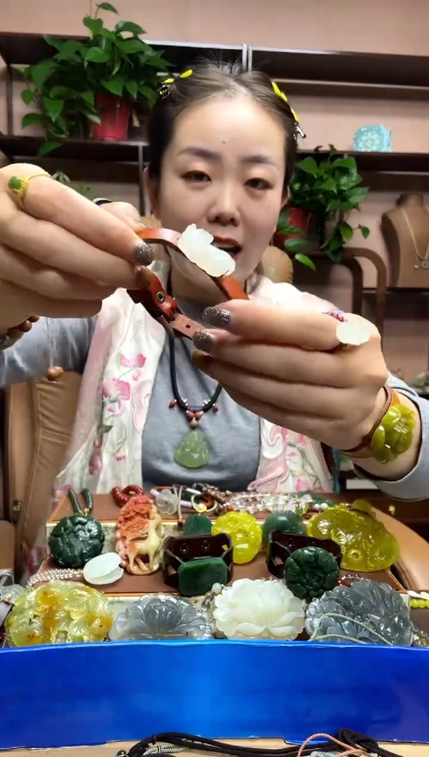 未镶嵌岫玉颈饰·