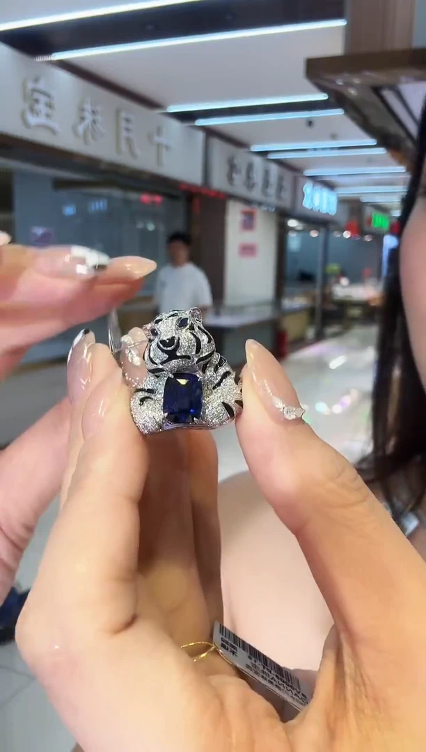 18K金镶嵌吊坠（不含链）钻石大老虎