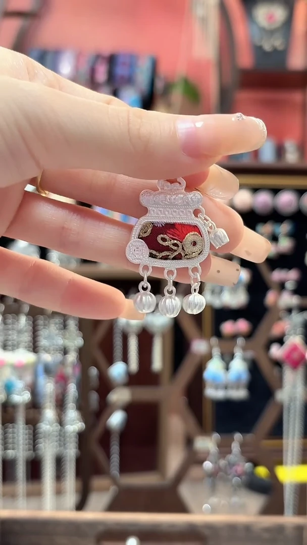 织绣 云织谣民族风精美饰品   180