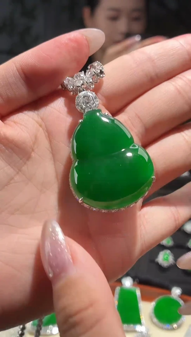 吊坠(不含链)18K金镶嵌翡翠葫芦