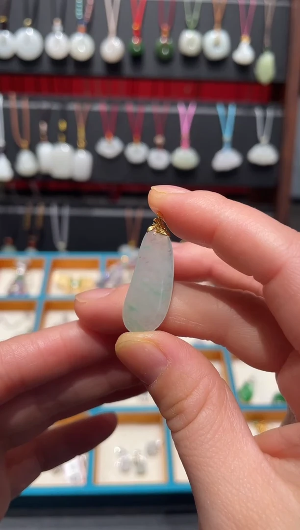 颈饰18K金镶嵌翡翠福瓜