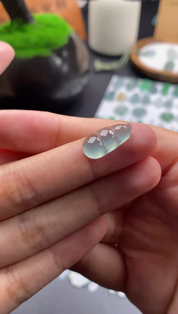 颈饰未镶嵌翡翠冰种福豆