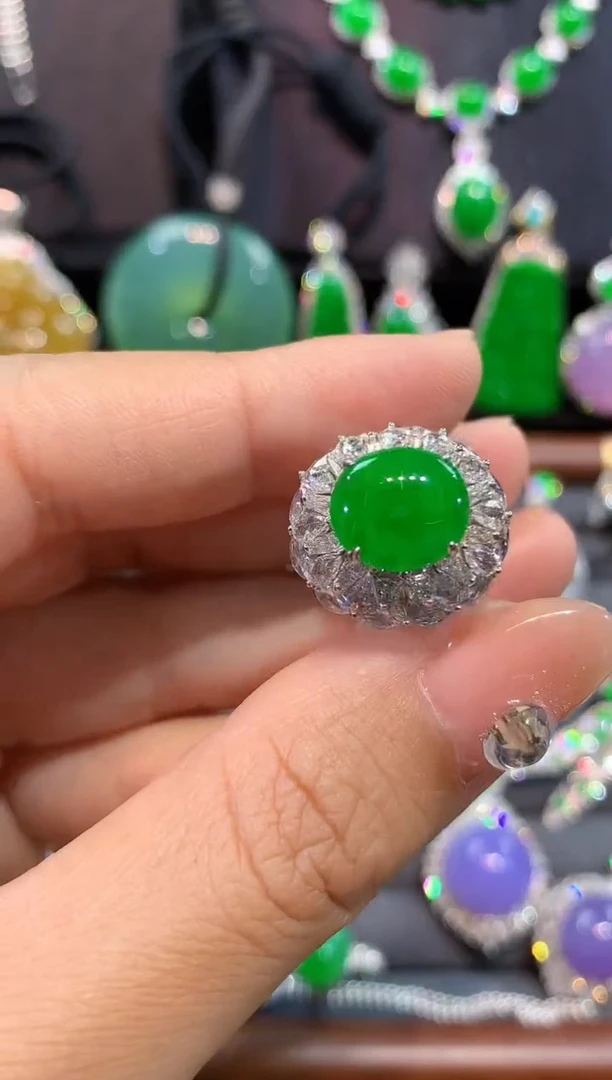 18K金镶嵌戒指翡翠戒指