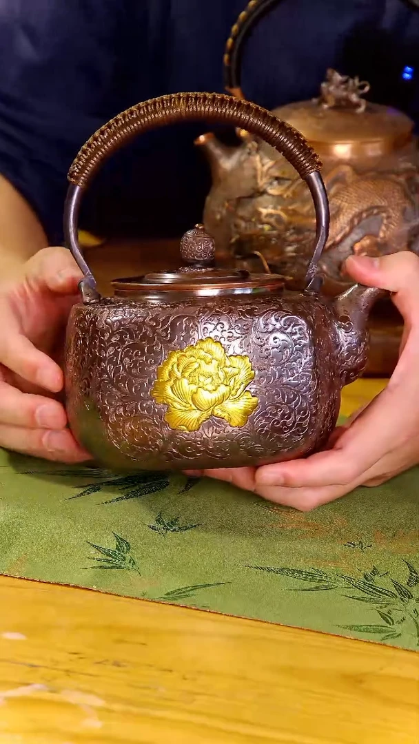 方壶錾刻缠枝莲牡丹