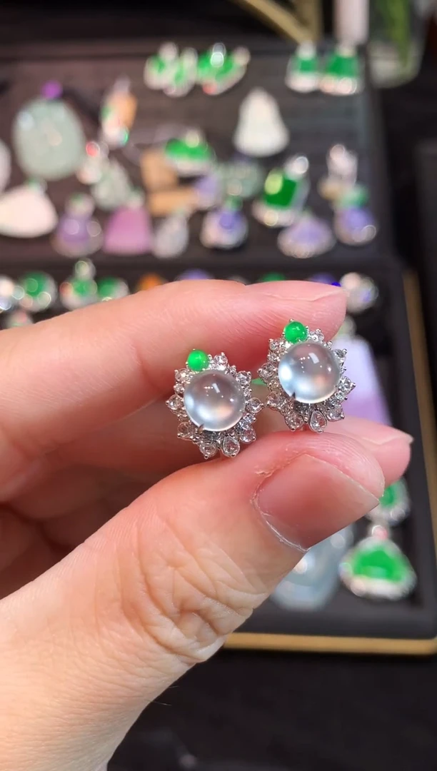 18K金镶嵌翡翠耳饰玻璃种双眼皮蛋面耳包