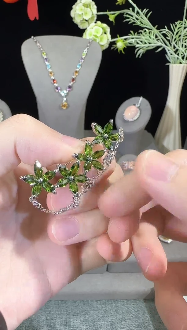 胸针透辉石银S925镶嵌4*6mm胸针