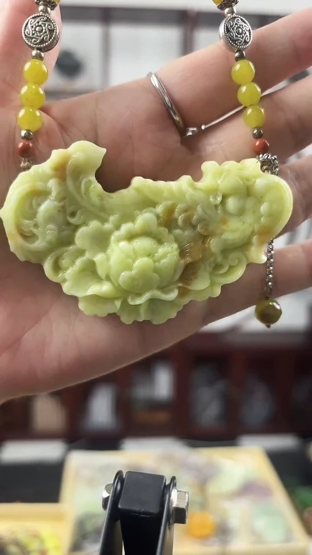 未镶嵌岫玉颈饰1