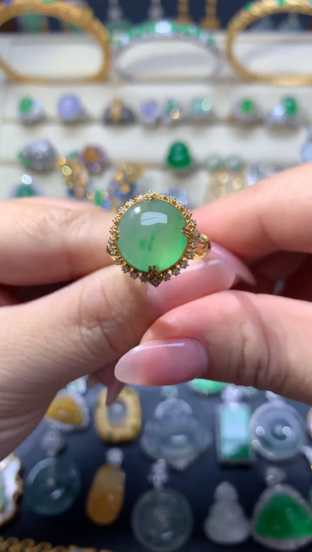 翡翠18K金镶嵌颈饰戒指