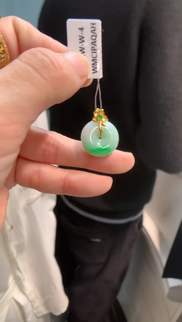 颈饰18K金镶嵌翡翠平安扣