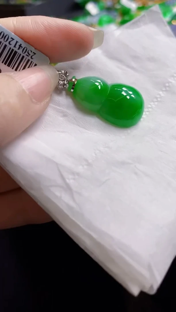 翡翠18K金镶嵌颈饰吊坠