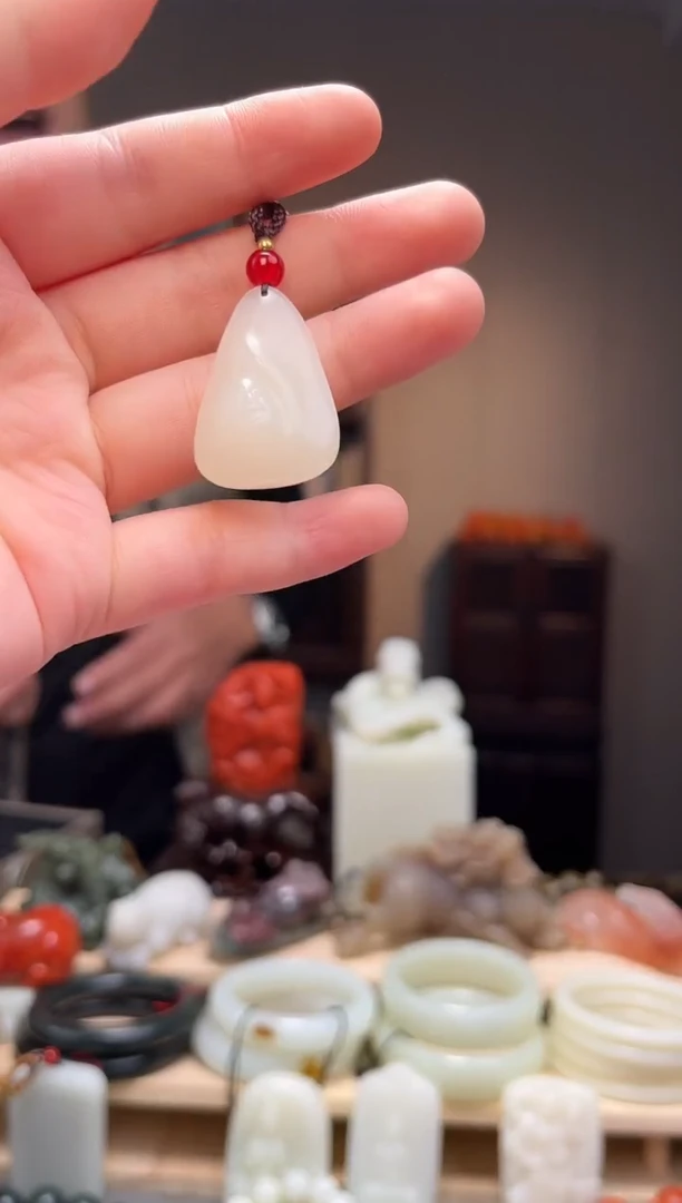 颈饰未镶嵌和田玉吊坠