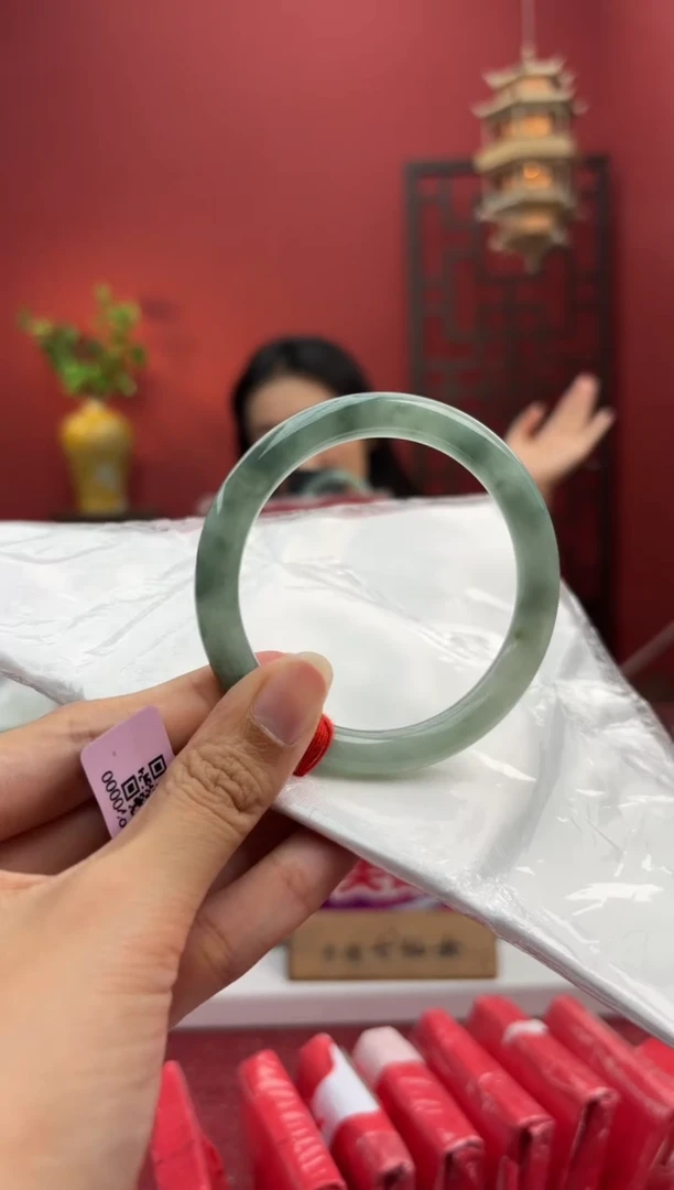 未镶嵌手镯（圆镯）翡翠M****o翡翠手镯1
