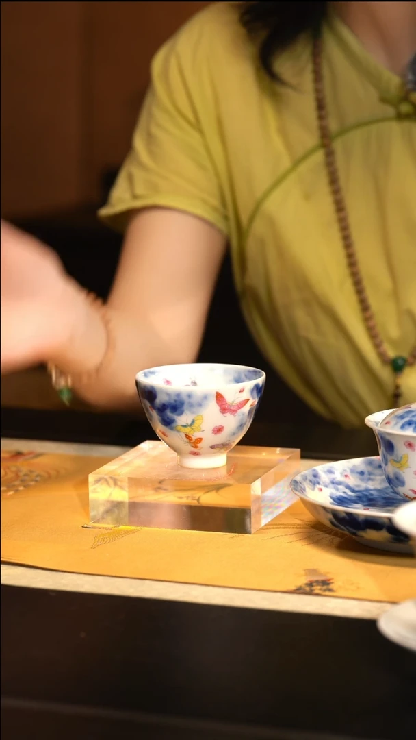 L红丰窑斗彩蝴蝶鸡心杯